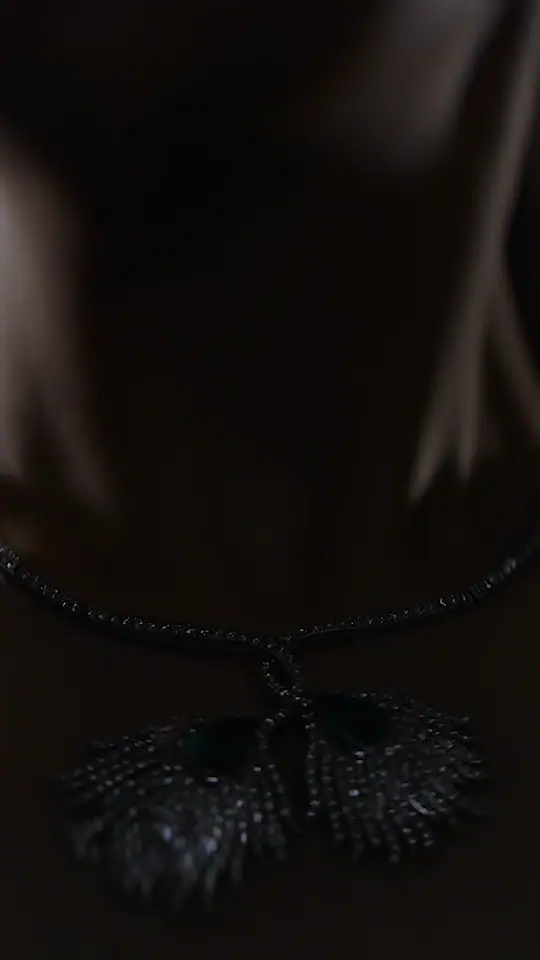 Emerald jewelry set üçün premium aksesuar məhsul çəkilişi